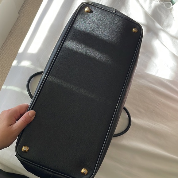 Prada Saffiano leather extra large double zip Galleria tote in black - Picture 9 of 17